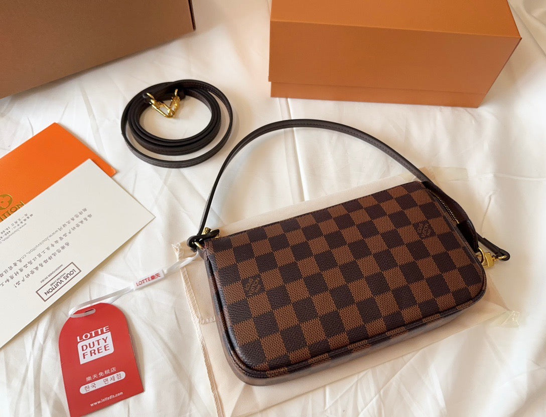 LB870 Pochette Accessoires / 9.3 x 5.3 x 1.6 inches