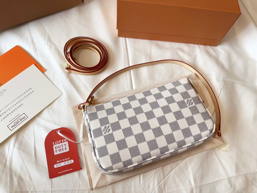 LB870 Pochette Accessoires / 9.3 x 5.3 x 1.6 inches