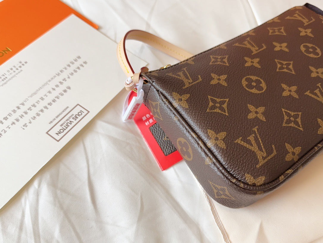 LB870 Pochette Accessoires / 9.3 x 5.3 x 1.6 inches