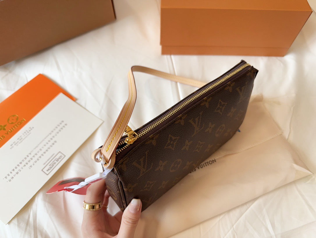 LB870 Pochette Accessoires / 9.3 x 5.3 x 1.6 inches