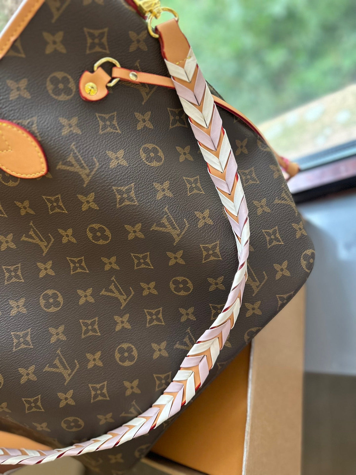 LB873 Braided Neverfull MM / 12.2 x 11 x 5.5 inches
