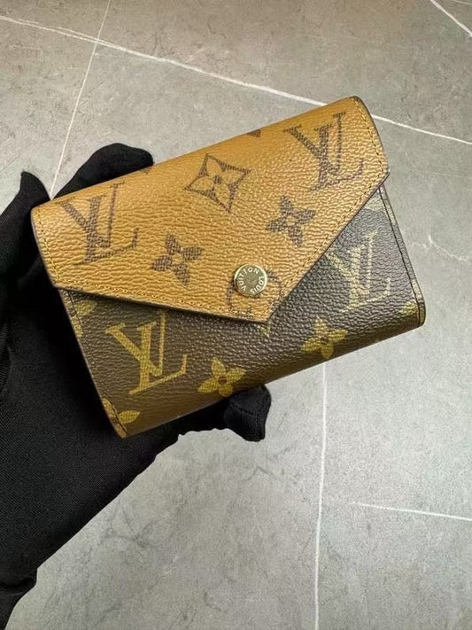 LB1236 Victorine Wallet / 4.7 x 3.7 x 1 inches