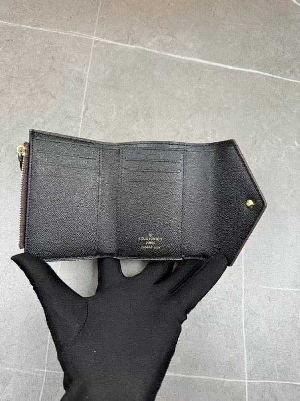 LB1236 Victorine Wallet / 4.7 x 3.7 x 1 inches