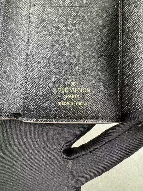 LB1236 Victorine Wallet / 4.7 x 3.7 x 1 inches