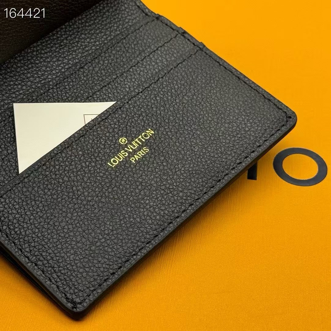 LB1228 Low Key Compact Wallet / 4.3 x 3.3 x 0.8 inches