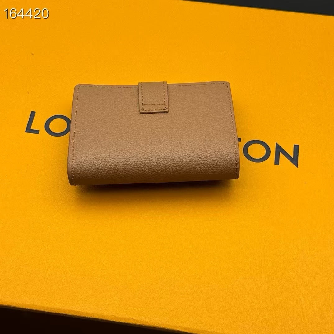 LB1229 Low Key Compact Wallet / 4.3 x 3.3 x 0.8 inches