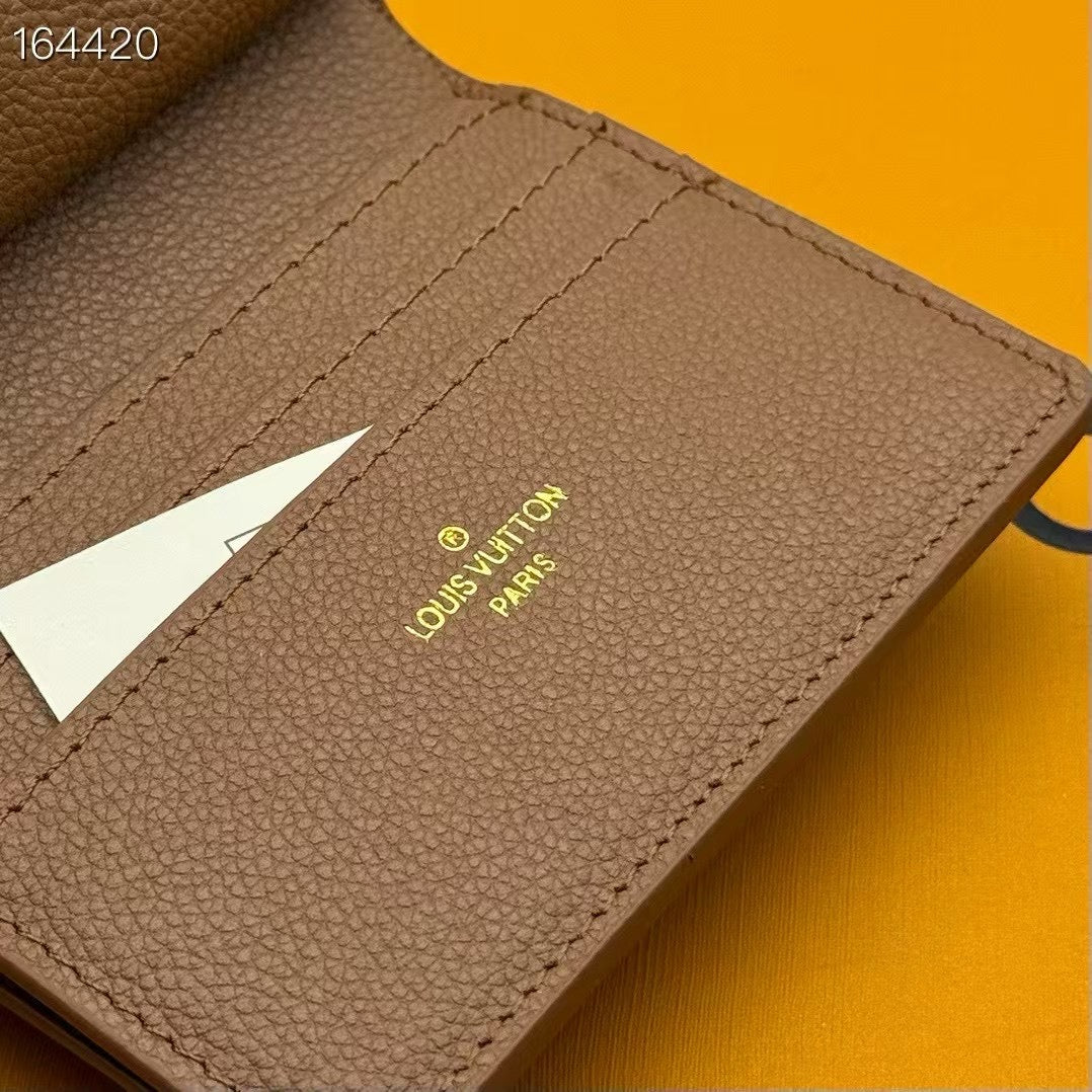 LB1229 Low Key Compact Wallet / 4.3 x 3.3 x 0.8 inches