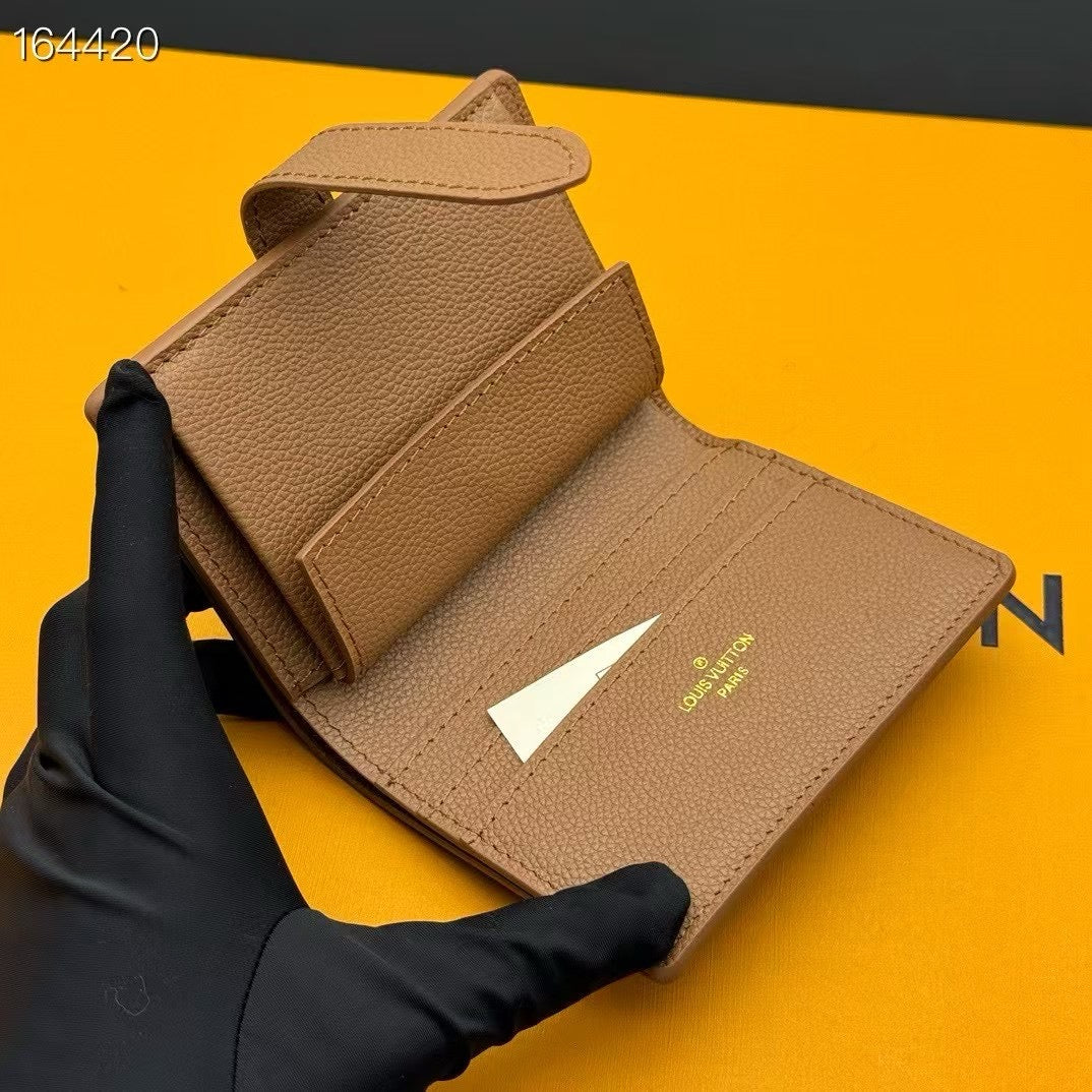 LB1229 Low Key Compact Wallet / 4.3 x 3.3 x 0.8 inches