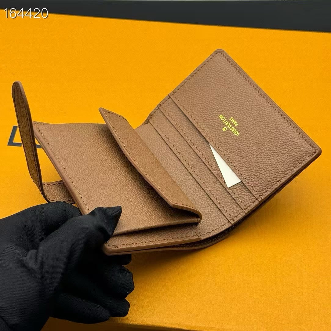 LB1229 Low Key Compact Wallet / 4.3 x 3.3 x 0.8 inches