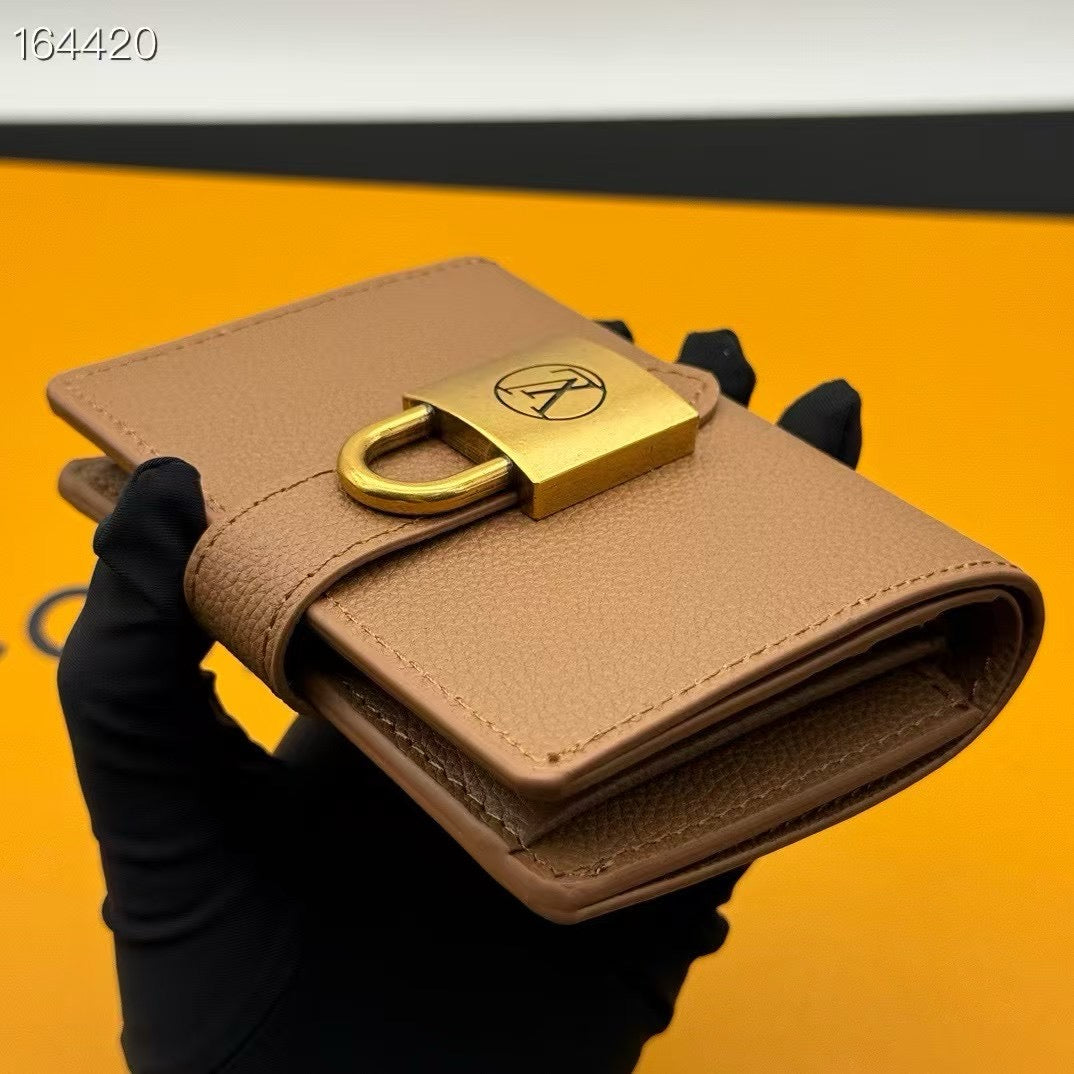 LB1229 Low Key Compact Wallet / 4.3 x 3.3 x 0.8 inches