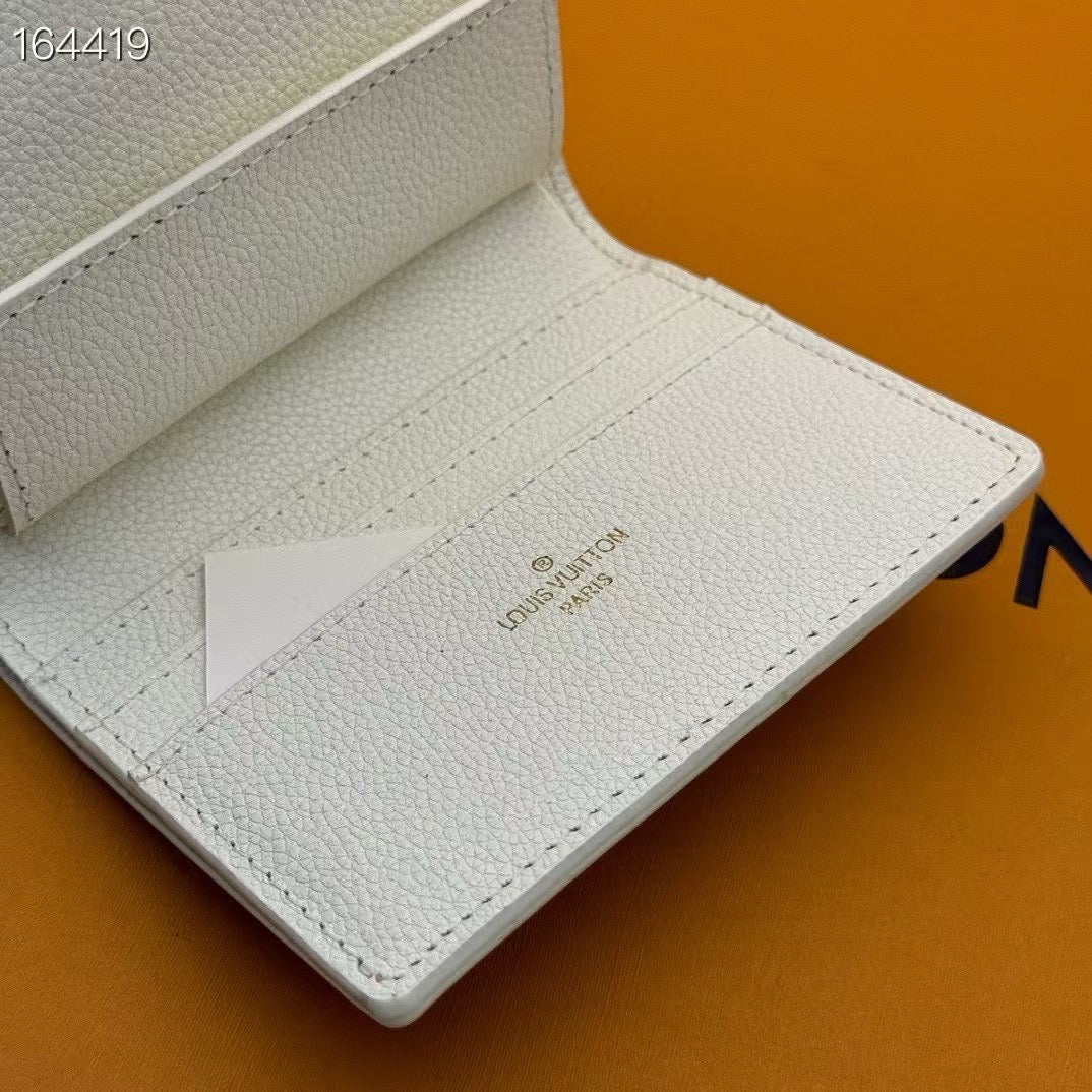 LB1230 Low Key Compact Wallet / 4.3 x 3.3 x 0.8 inches