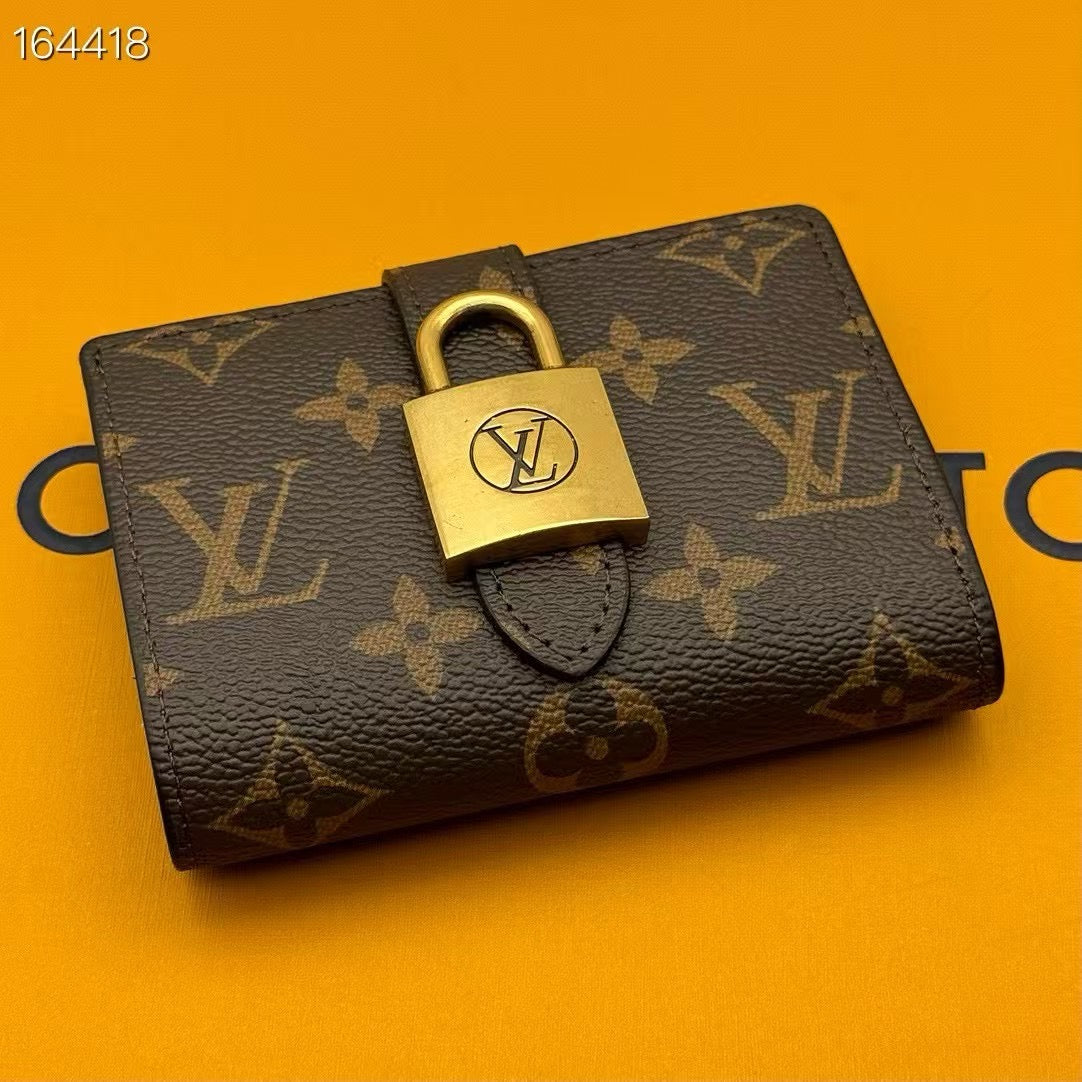 LB1230 Low Key Compact Wallet / 4.3 x 3.3 x 0.8 inches