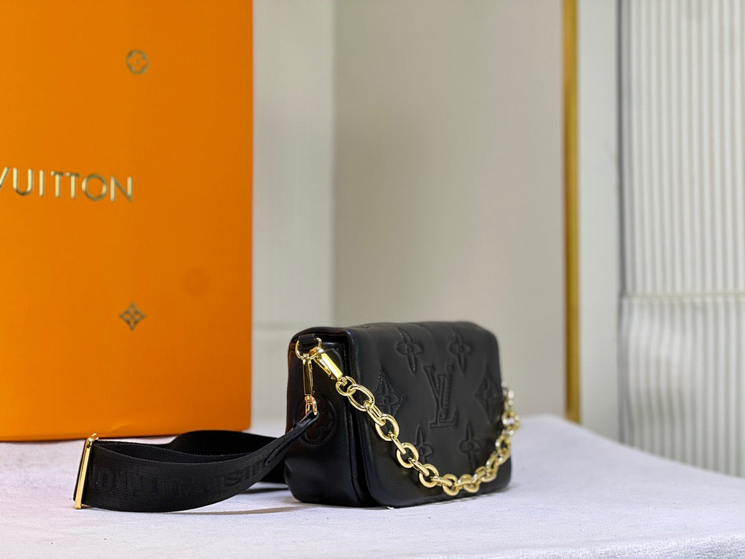 LB763 Wallet on Strap Bubblegram / 7.9 x 4.7 x 2.4 inches