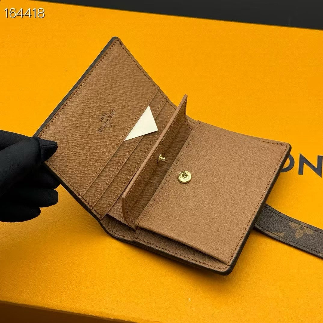 LB1229 Low Key Compact Wallet / 4.3 x 3.3 x 0.8 inches
