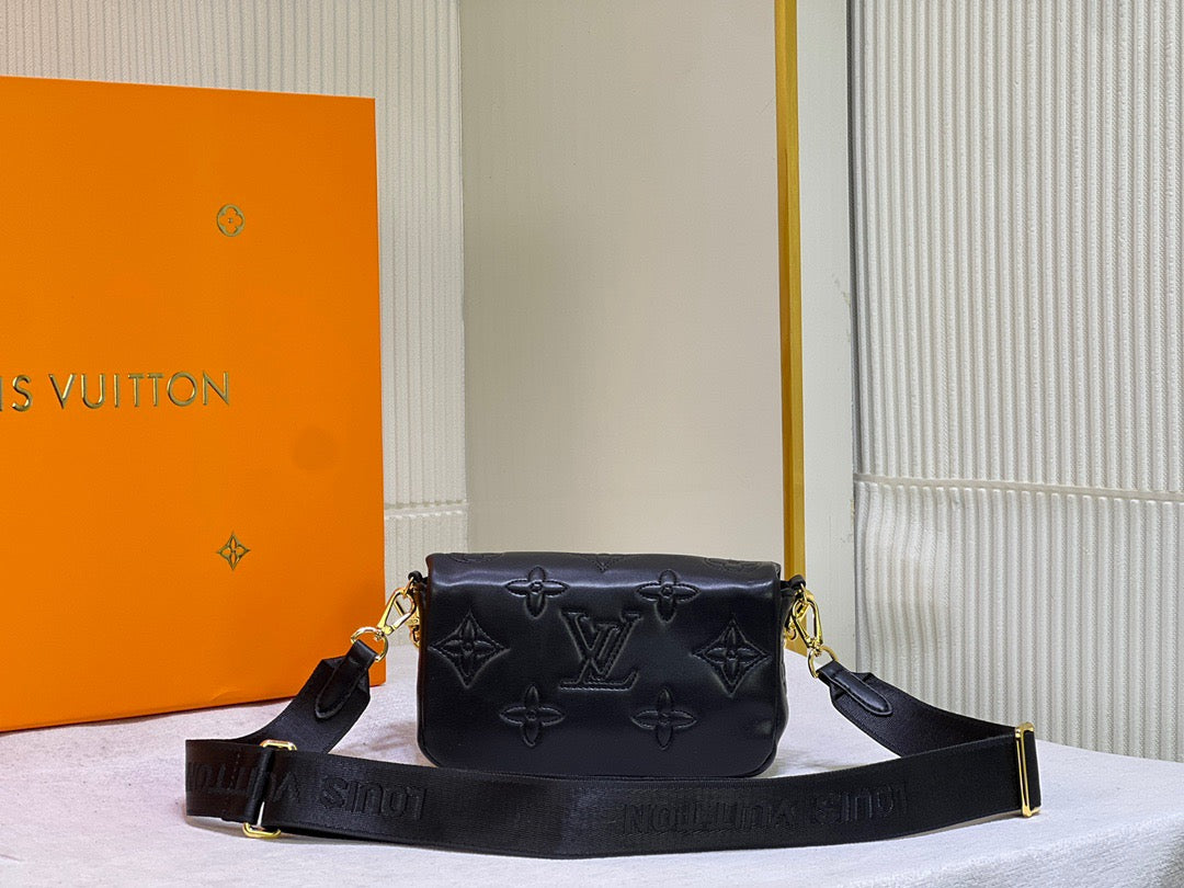 LB763 Wallet on Strap Bubblegram / 7.9 x 4.7 x 2.4 inches