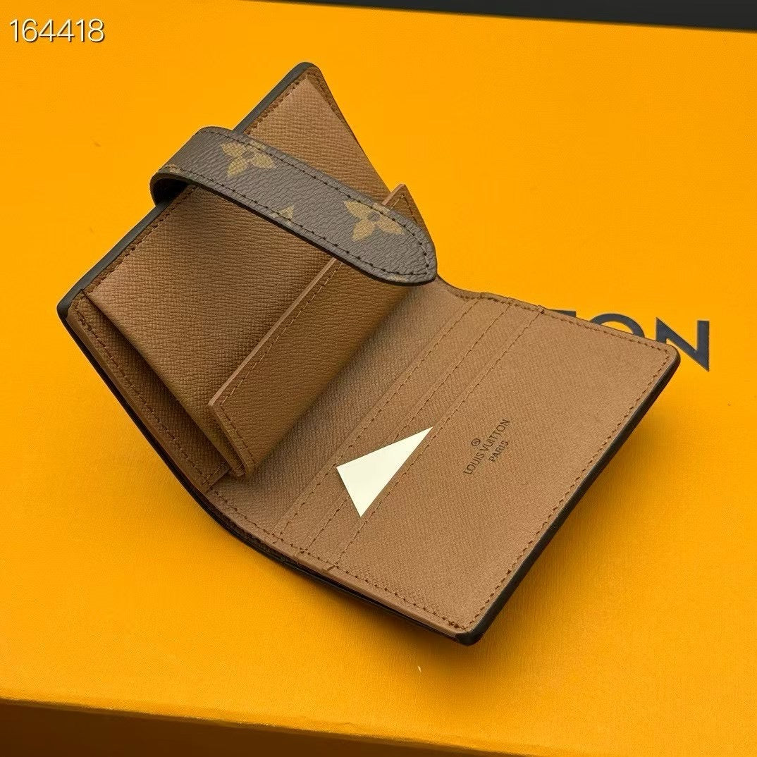 LB1230 Low Key Compact Wallet / 4.3 x 3.3 x 0.8 inches