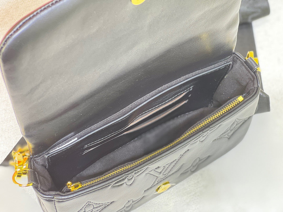 LB763 Wallet on Strap Bubblegram / 7.9 x 4.7 x 2.4 inches