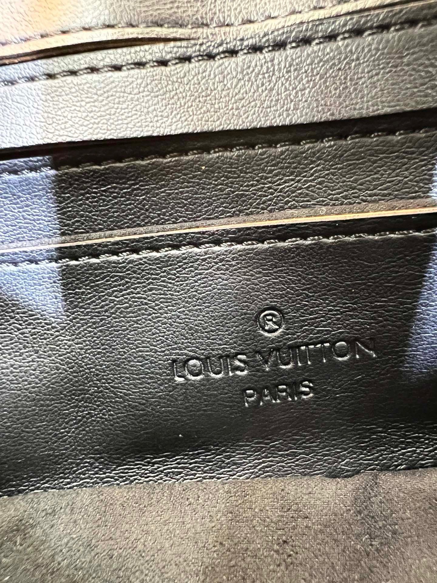 LB763 Wallet on Strap Bubblegram / 7.9 x 4.7 x 2.4 inches