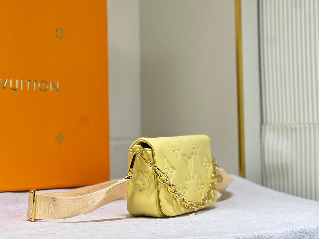 LB764 Wallet on Strap Bubblegram / 7.9 x 4.7 x 2.4 inches