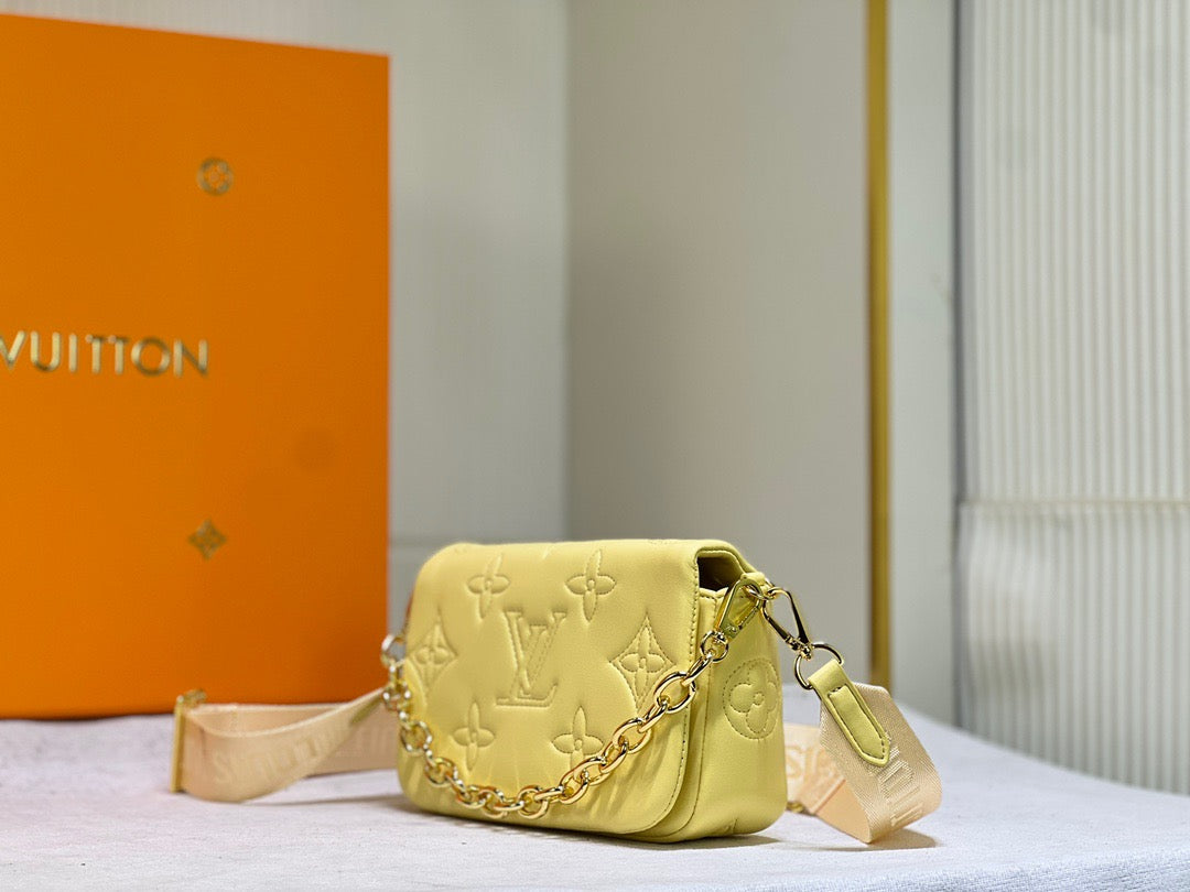 LB764 Wallet on Strap Bubblegram / 7.9 x 4.7 x 2.4 inches