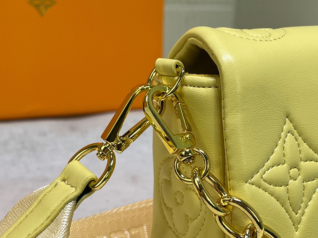 LB764 Wallet on Strap Bubblegram / 7.9 x 4.7 x 2.4 inches