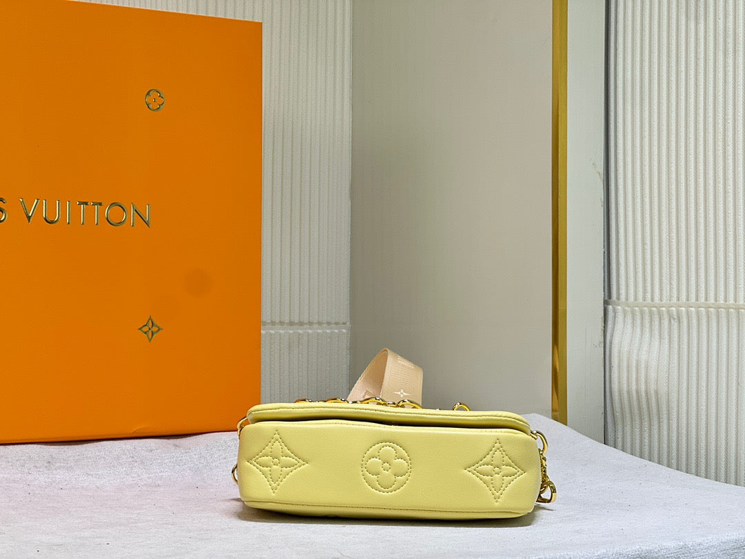 LB764 Wallet on Strap Bubblegram / 7.9 x 4.7 x 2.4 inches