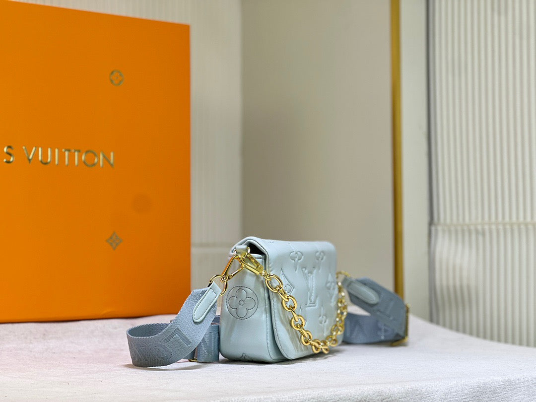 LB765 Wallet on Strap Bubblegram / 7.9 x 4.7 x 2.4 inches
