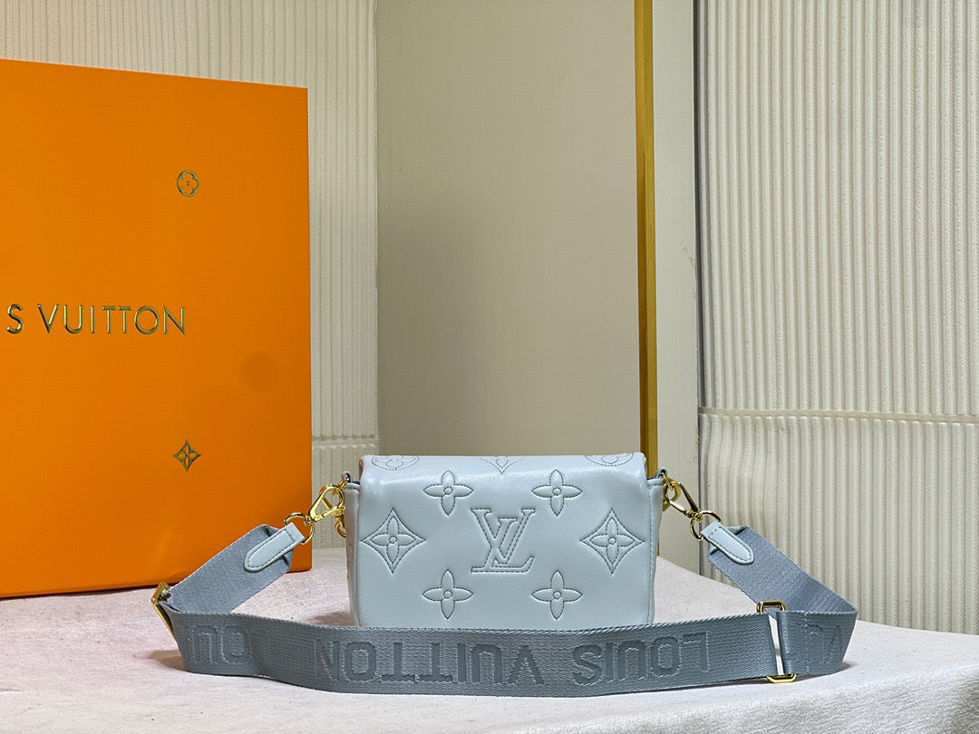 LB765 Wallet on Strap Bubblegram / 7.9 x 4.7 x 2.4 inches