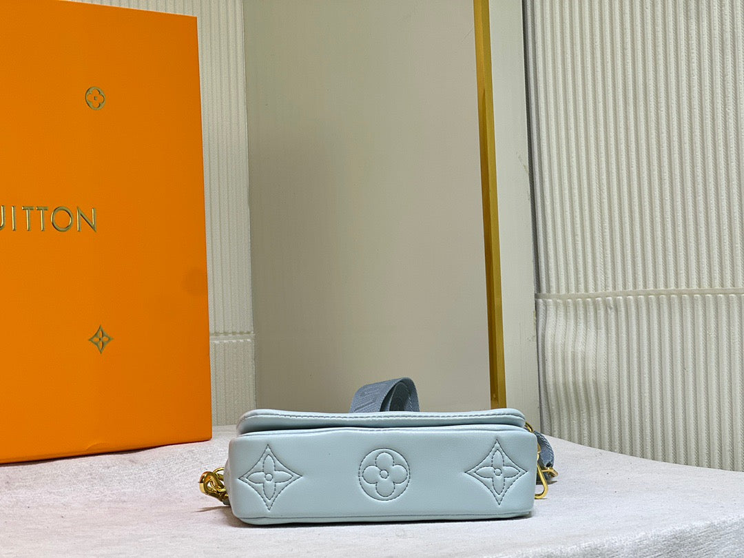 LB765 Wallet on Strap Bubblegram / 7.9 x 4.7 x 2.4 inches