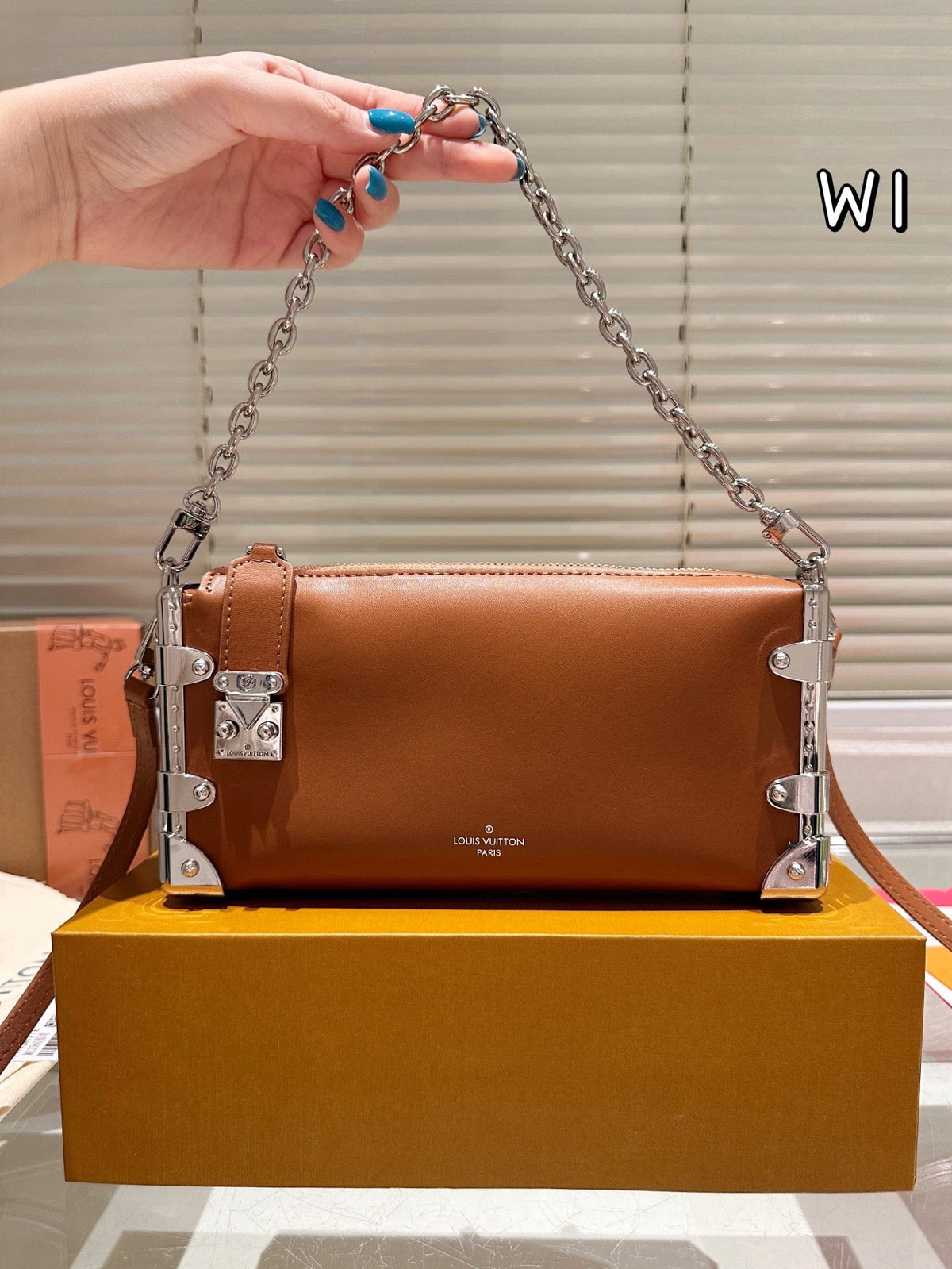 LB1235 Slim Trunk / 9.1 x 4.7 x 1.6 inches