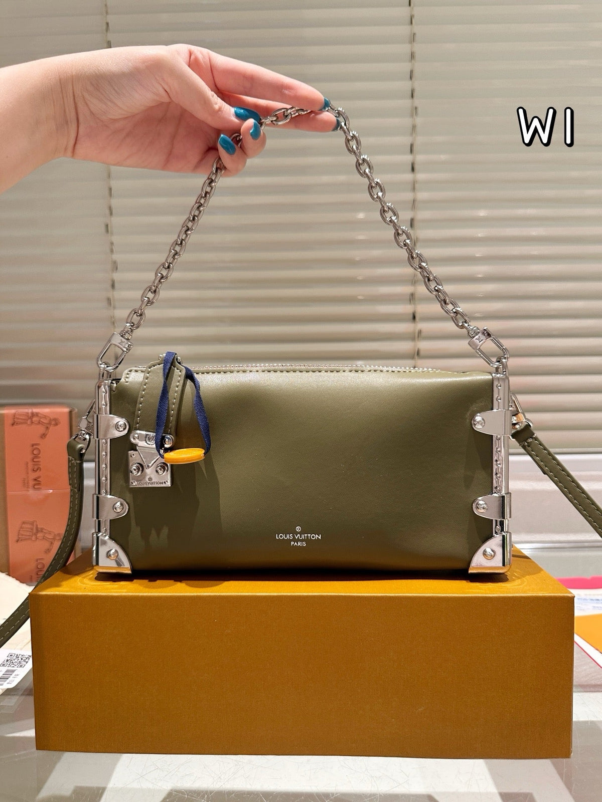 LB1235 Slim Trunk / 9.1 x 4.7 x 1.6 inches