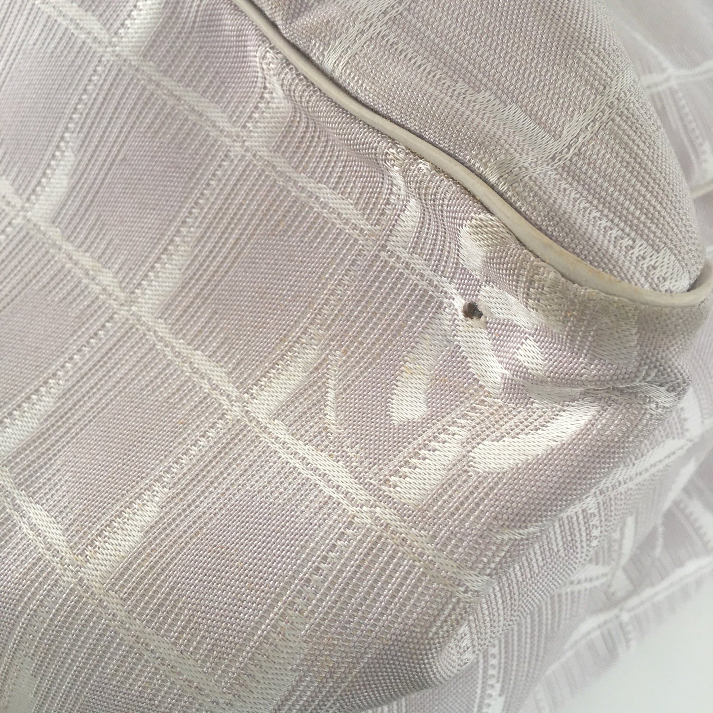 CHANEL Shoulder Bag in White Fabric