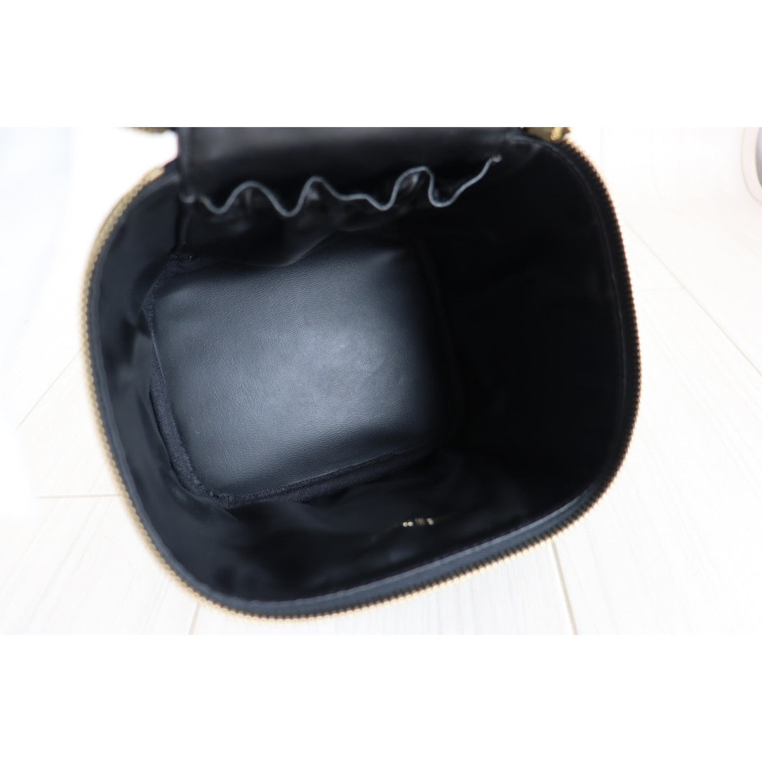 Rank SA ｜ CHANEL Caviar Skin Vanity Handbag ｜092303