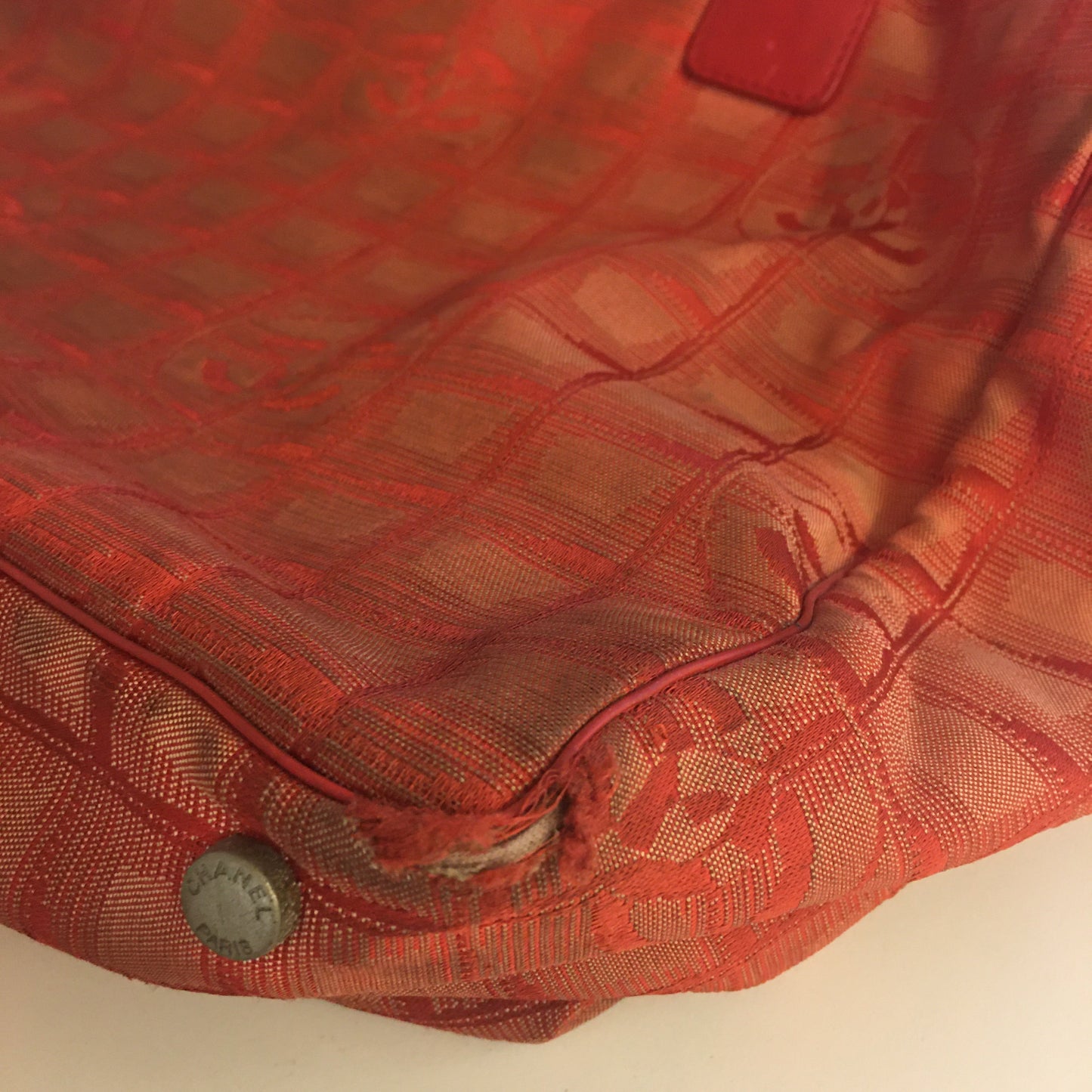 CHANEL Shoulder Bag in Red Fabric