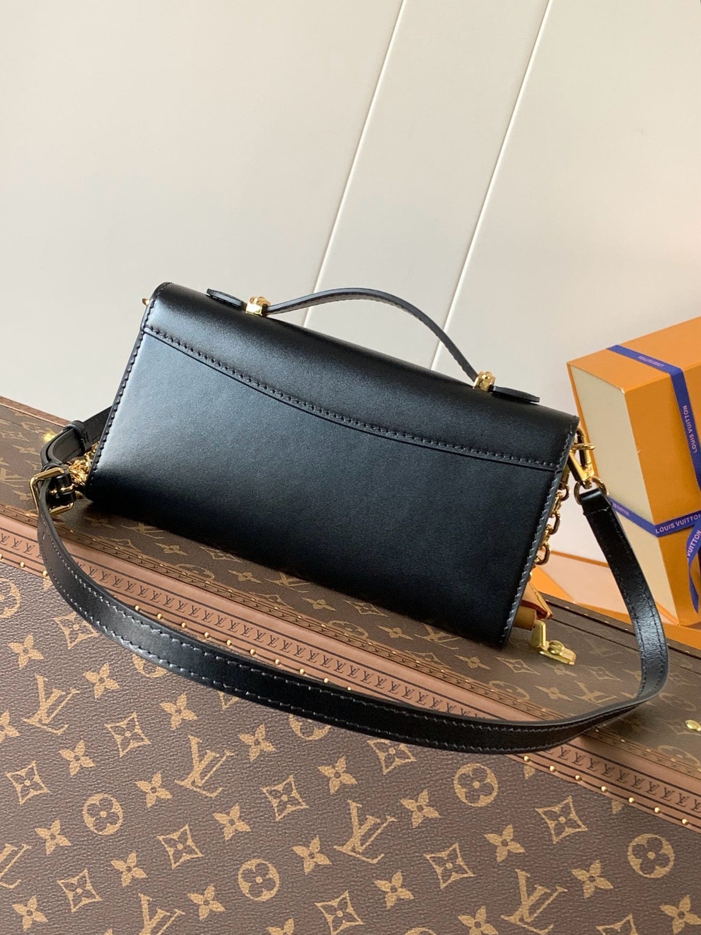 LB1156 Wallet On Chain Capucines / HIGHEST QUALITY VERSION / 9.1 x 4.7 x 1.6 inches