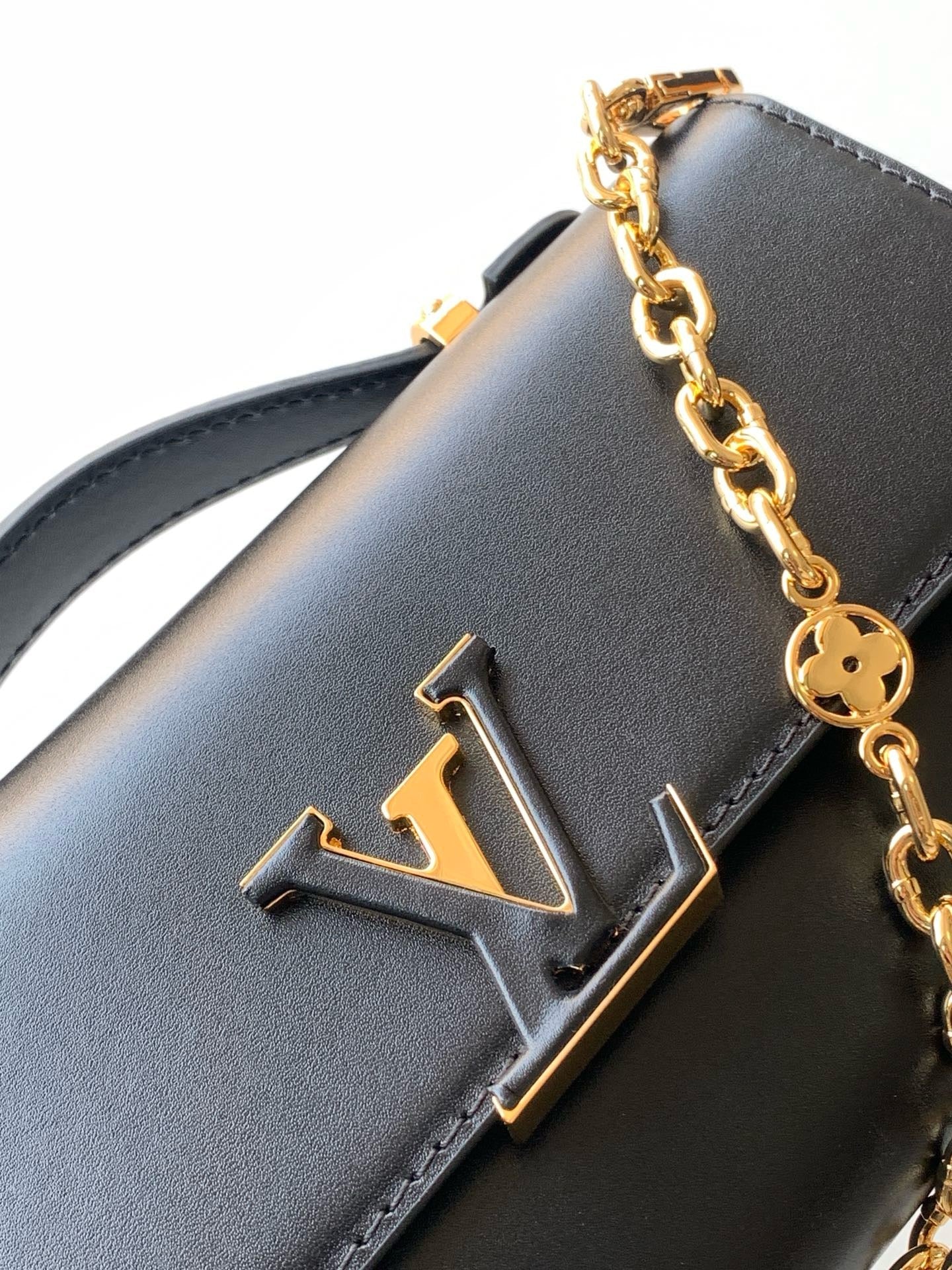 LB1156 Wallet On Chain Capucines / HIGHEST QUALITY VERSION / 9.1 x 4.7 x 1.6 inches