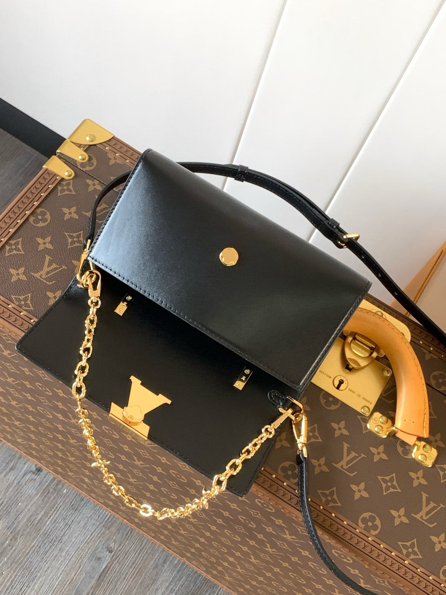 LB1156 Wallet On Chain Capucines / HIGHEST QUALITY VERSION / 9.1 x 4.7 x 1.6 inches