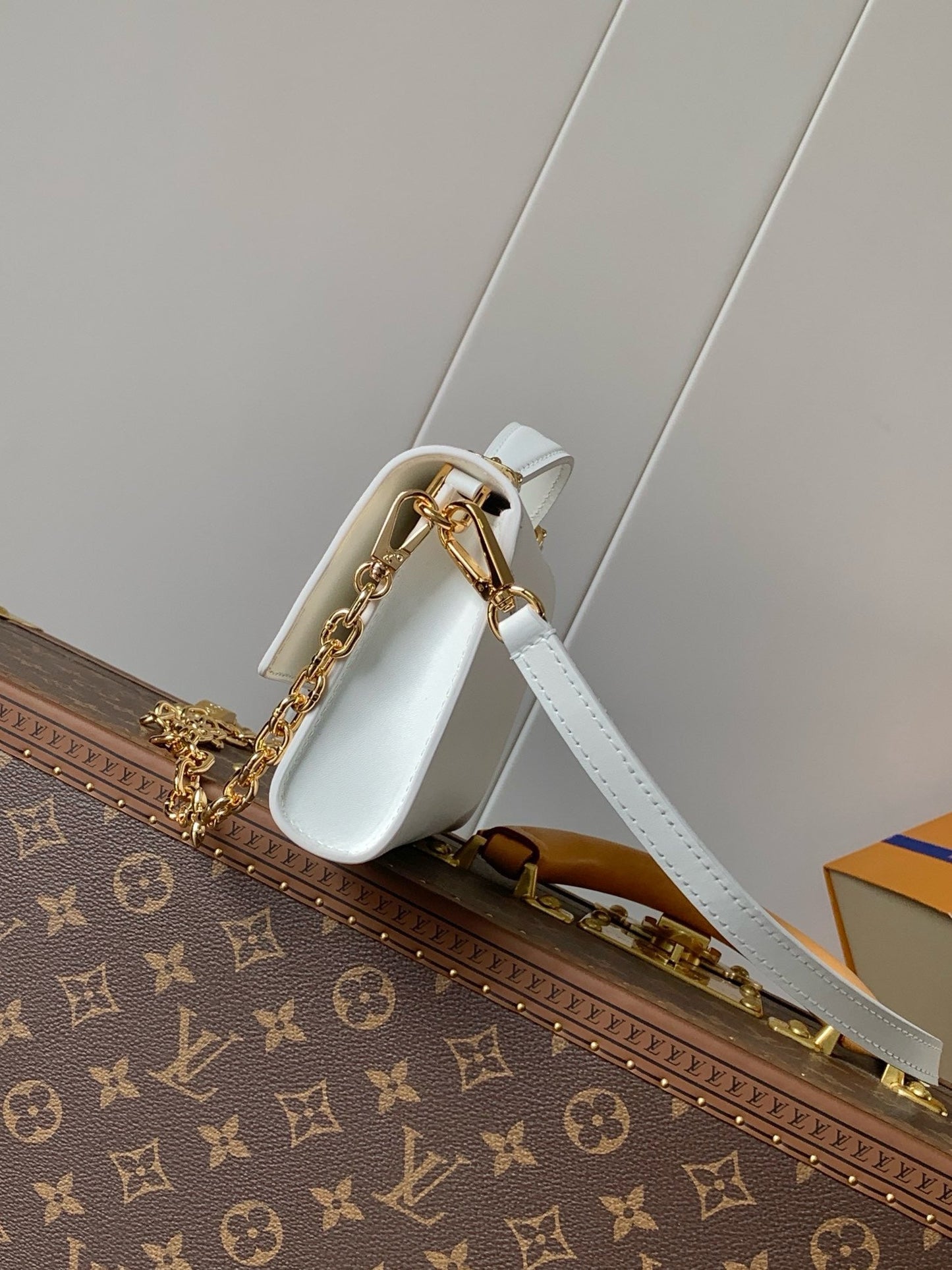 LB1157 Wallet On Chain Capucines / HIGHEST QUALITY VERSION / 9.1 x 4.7 x 1.6 inches