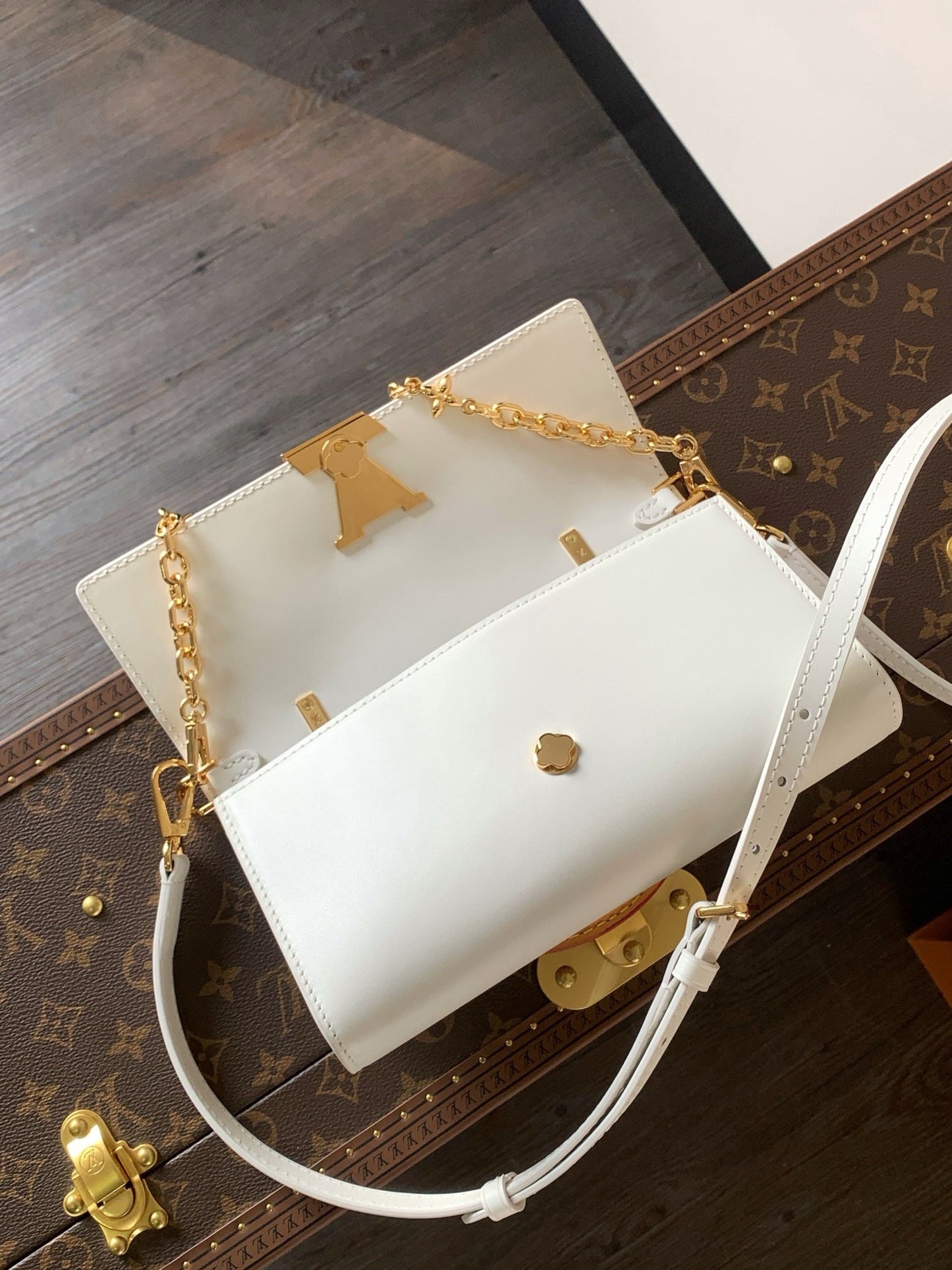 LB1157 Wallet On Chain Capucines / HIGHEST QUALITY VERSION / 9.1 x 4.7 x 1.6 inches
