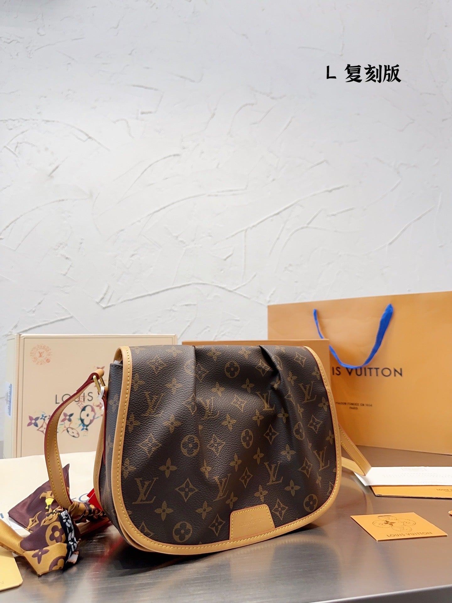 LB827 Vintage Small/Medium Shoulder Bag