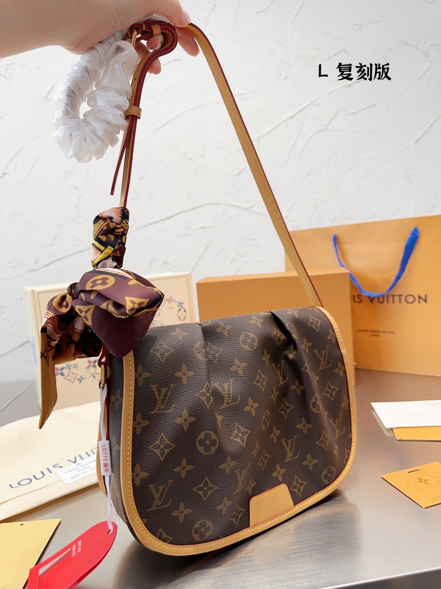 LB827 Vintage Small/Medium Shoulder Bag