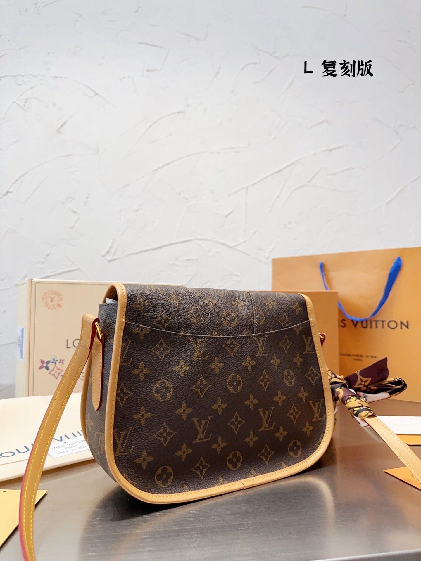 LB827 Vintage Small/Medium Shoulder Bag