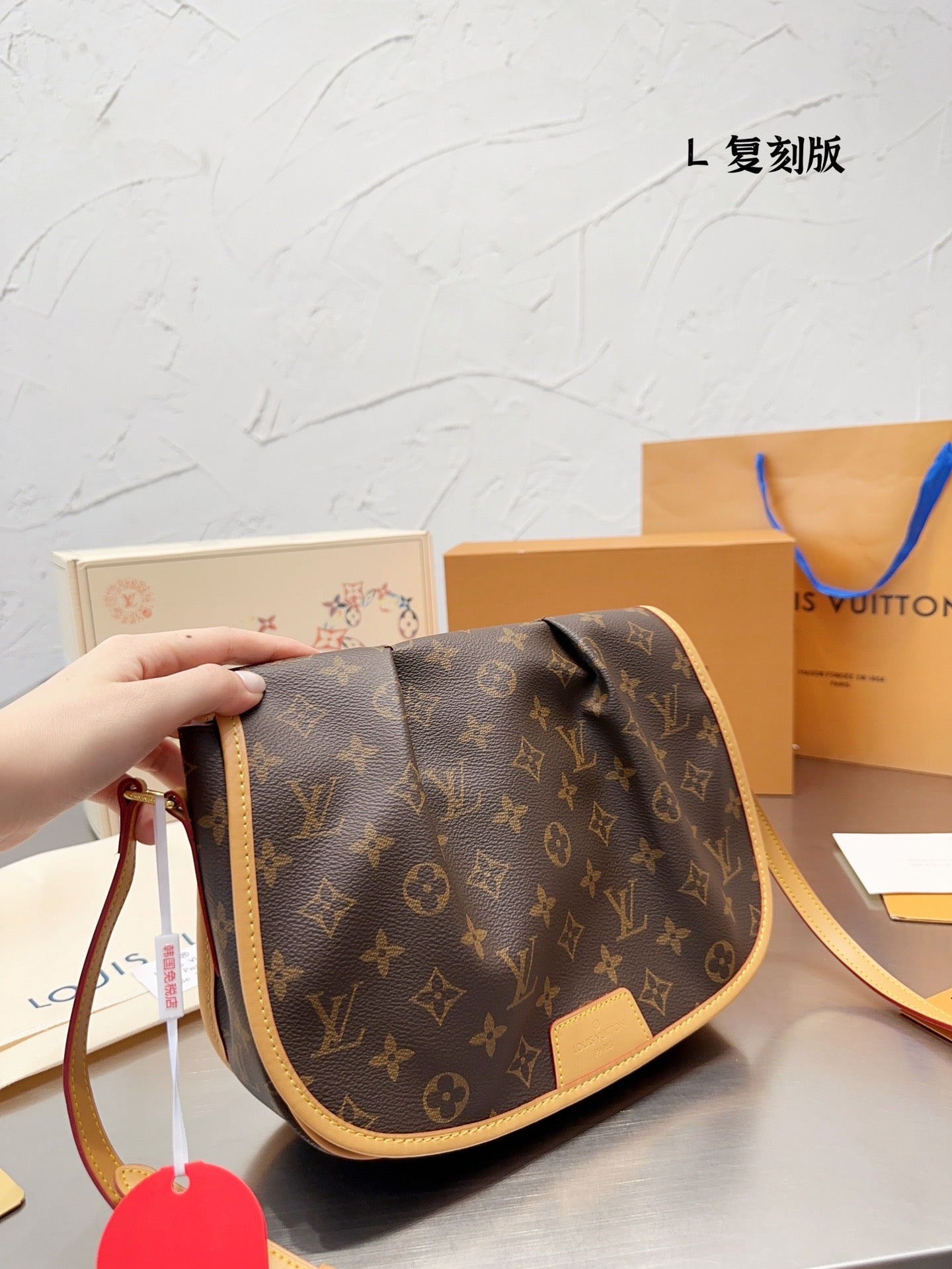 LB827 Vintage Small/Medium Shoulder Bag
