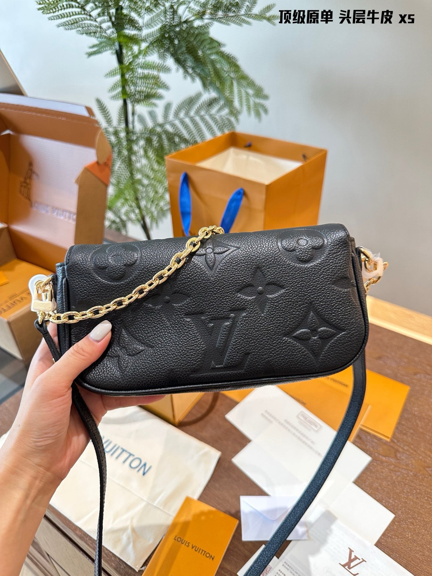 LB1153 Wallet On Chain Ivy / 9.3 x 4.7 x 1.7 inches