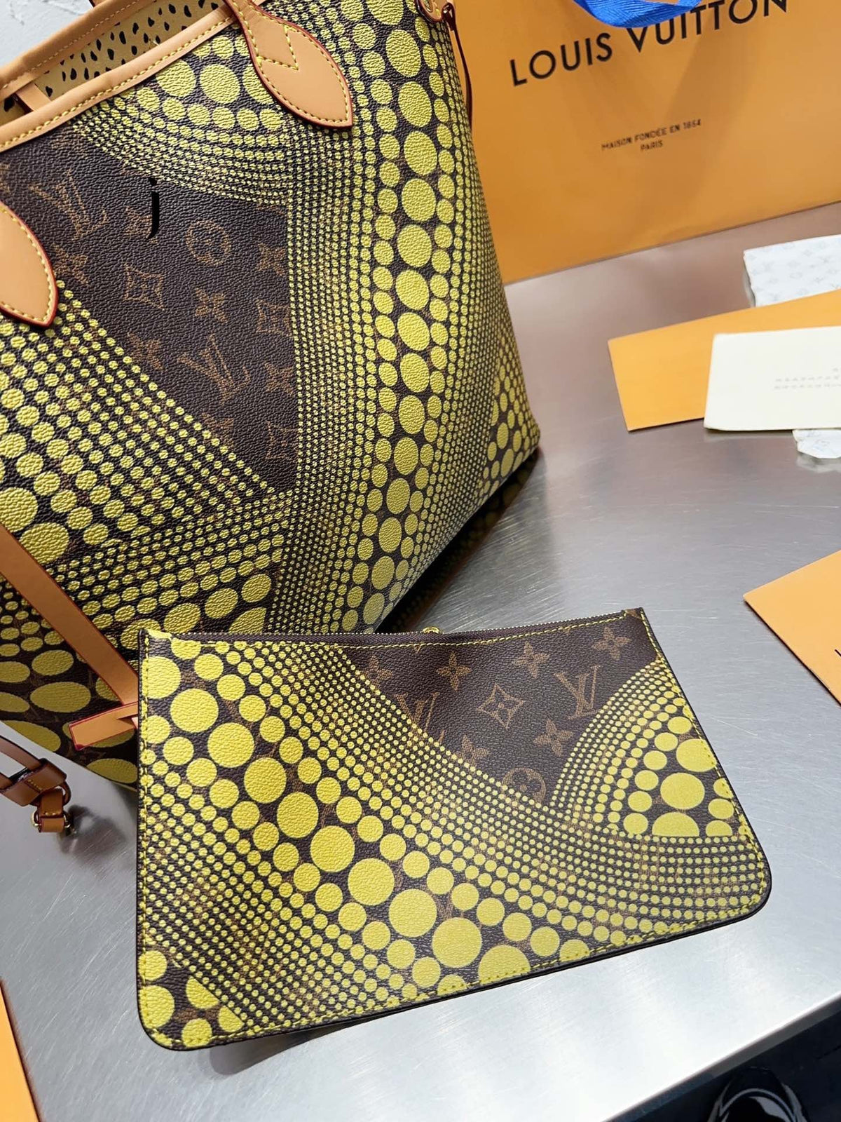 LB736 Neverfull / 12.2 x 11 x 5.5 inches