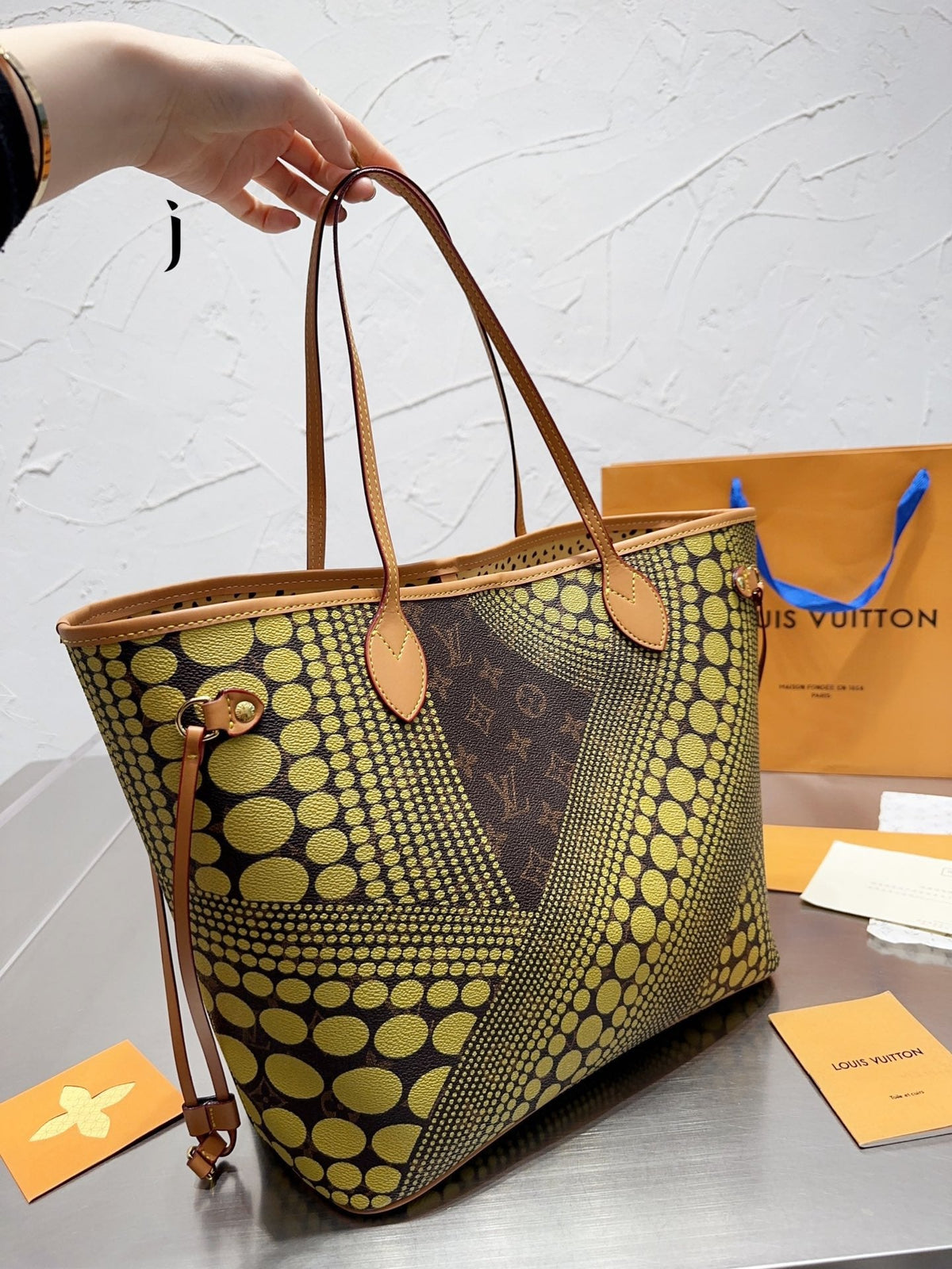 LB736 Neverfull / 12.2 x 11 x 5.5 inches