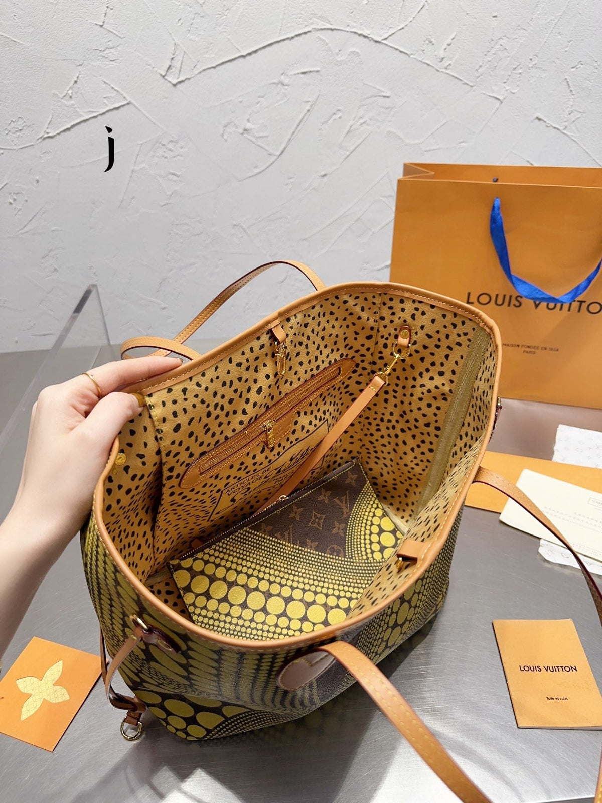 LB736 Neverfull / 12.2 x 11 x 5.5 inches