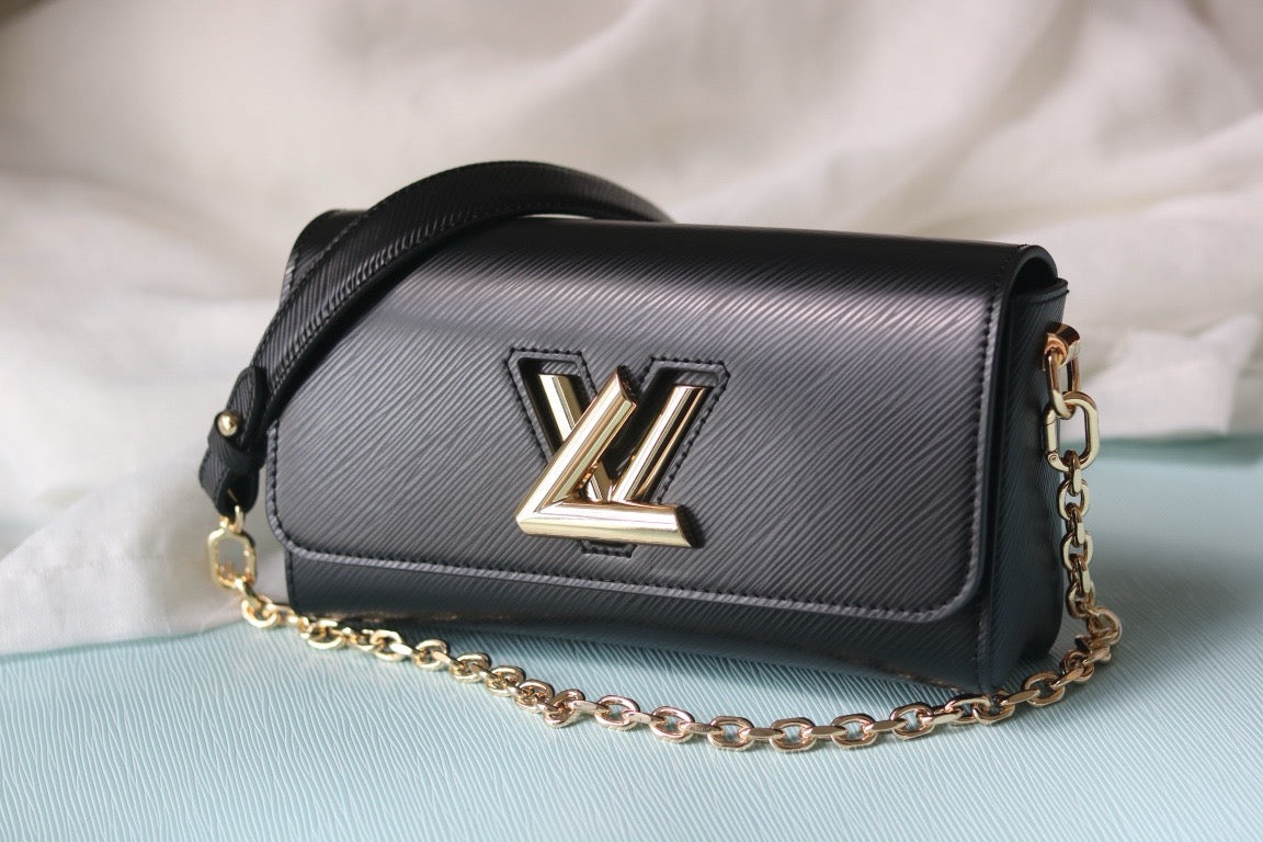 LB1161 Twist West Pochette / 7.5 x 4.1 x 2.6 inches
