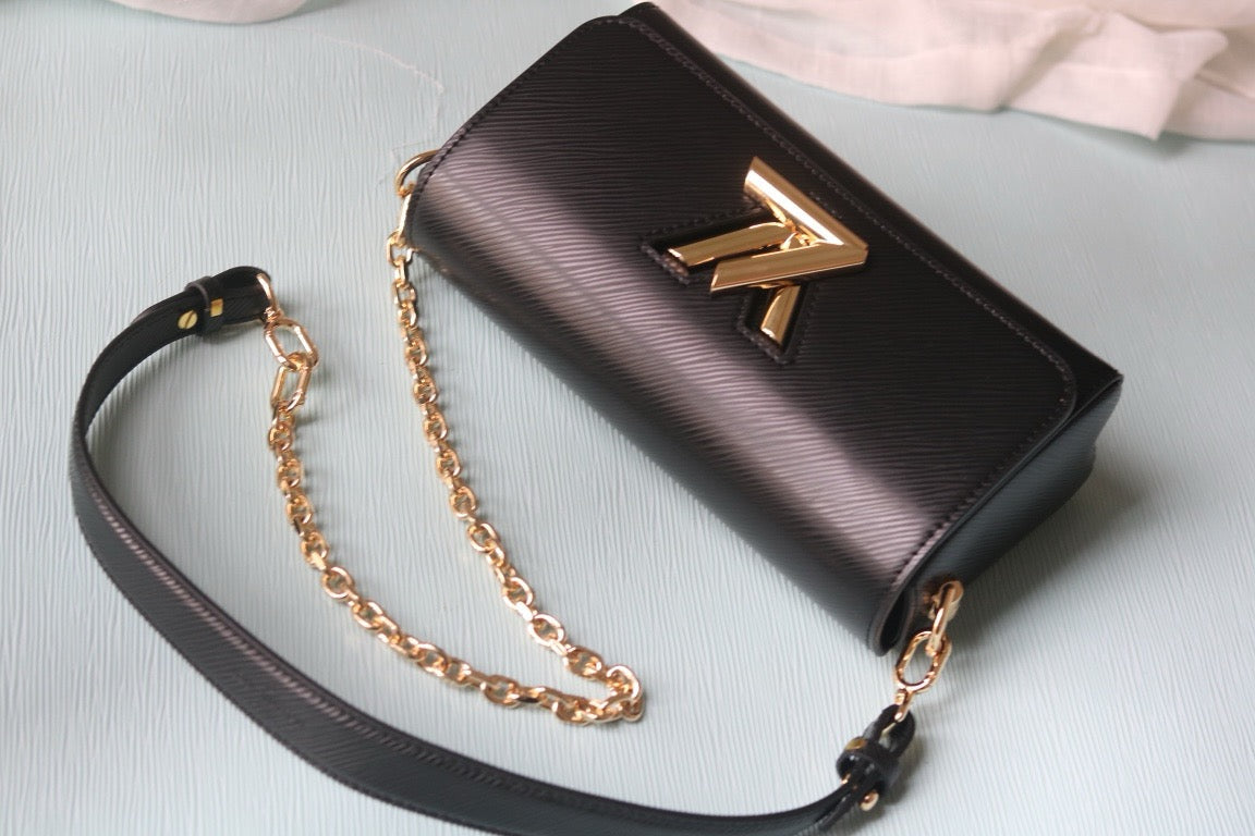 LB1165 Twist West Pochette / 7.5 x 4.1 x 2.6 inches