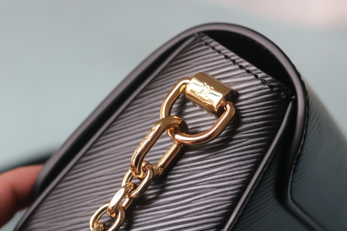 LB1165 Twist West Pochette / 7.5 x 4.1 x 2.6 inches